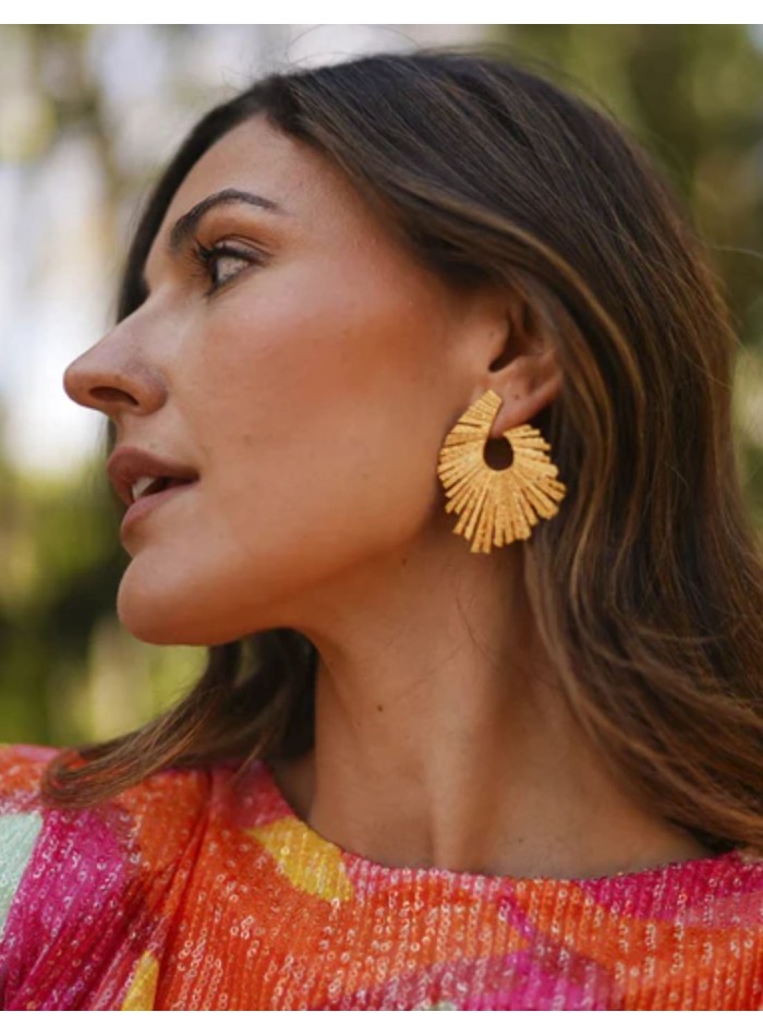 Grandes boucles d'oreilles dorées composées de...