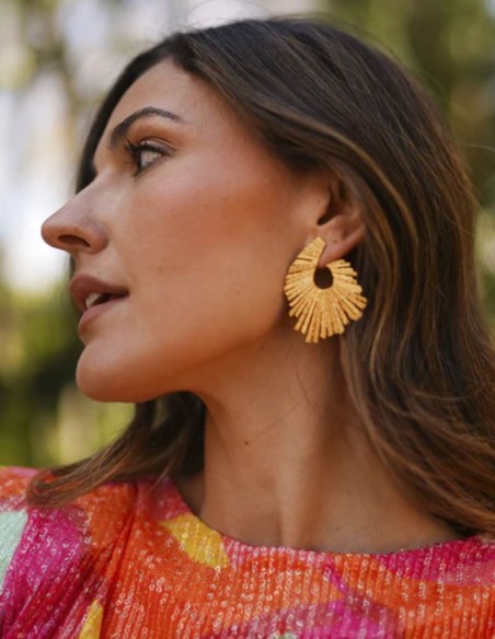 Grandes boucles d'oreilles dorées composées de lignes droites entrelacées
