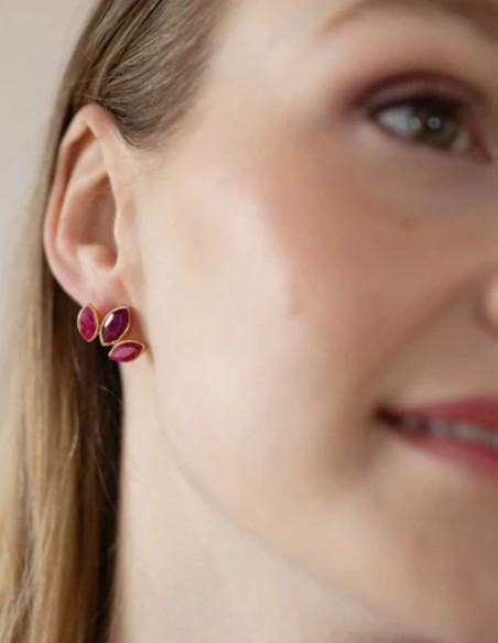 Small earrings with three oval stones