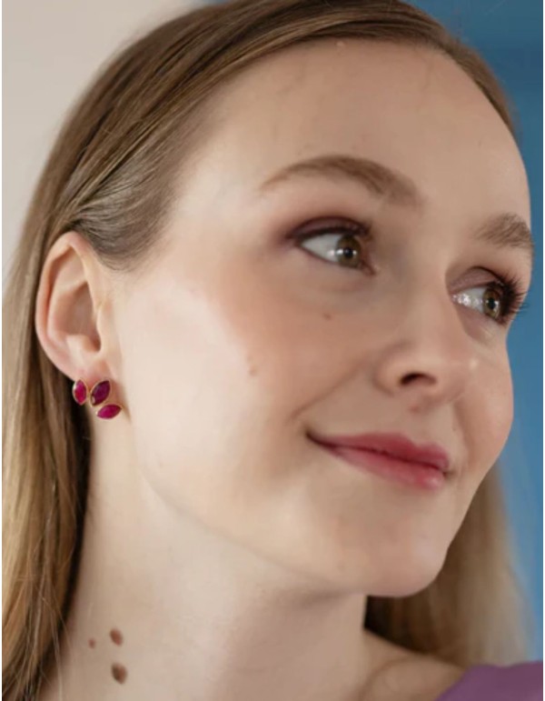 Petites boucles d'oreilles ornées de trois pierres ovales