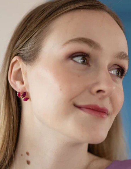 Petites boucles d'oreilles ornées de trois pierres ovales