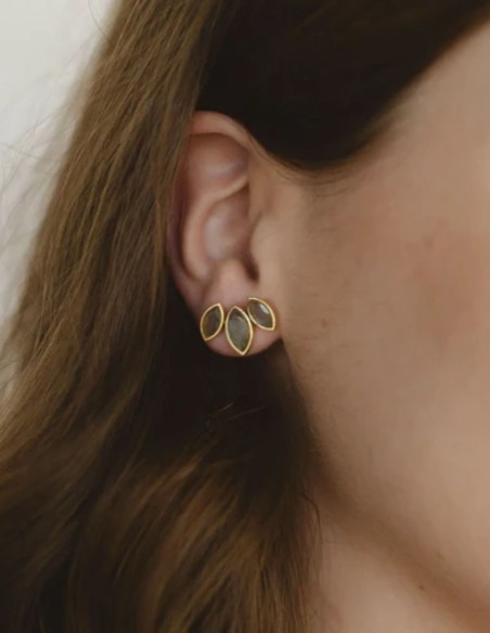 Small earrings with three gray oval stones