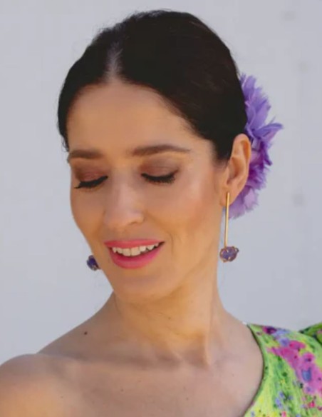 Boucles d'oreilles longues dorées ornées d'une améthyste