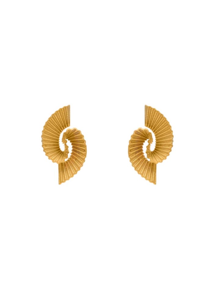 Small gold earrings with vertical lines