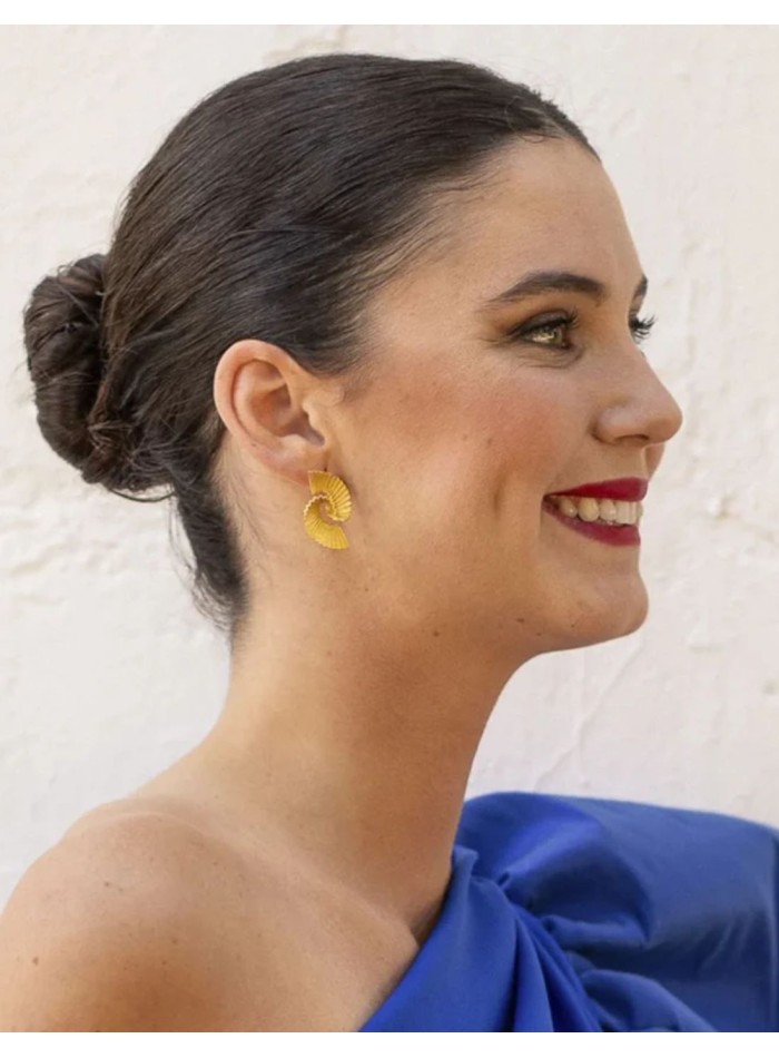 Petites boucles d'oreilles dorées ornées de...