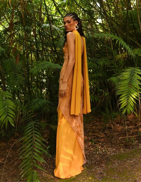 Robe longue à imprimé moutarde pour invitée, avec une jupe fluide
