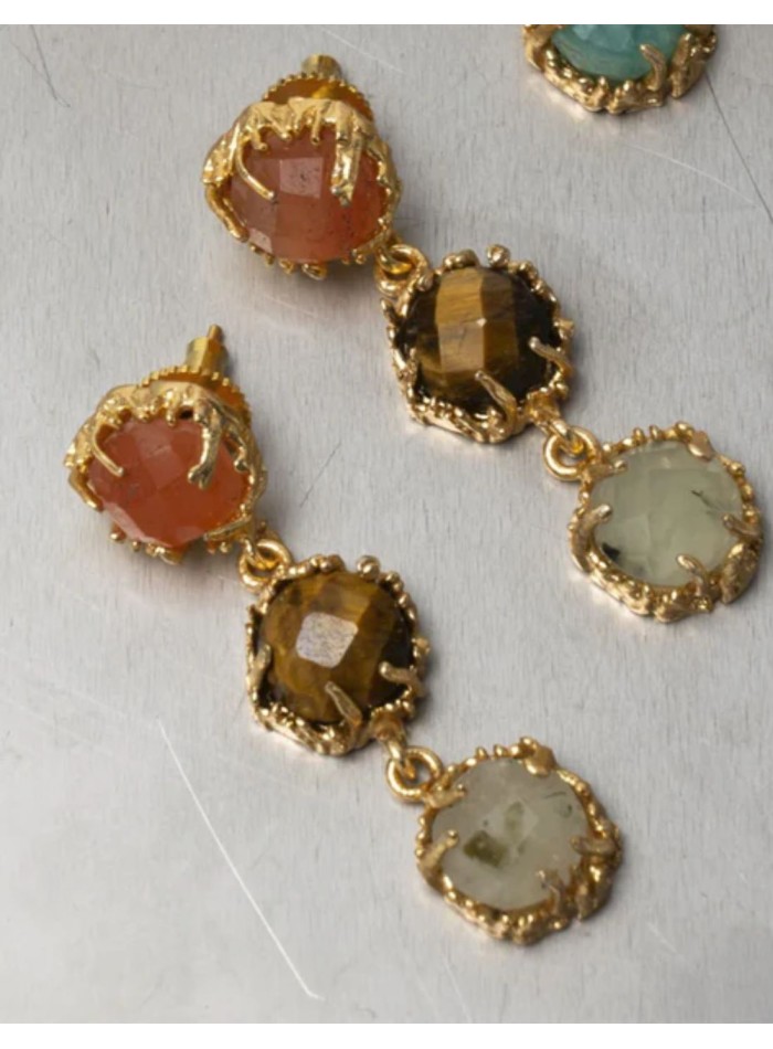 Pendientes largos con tres piedras de color naranjas, marrones y verde