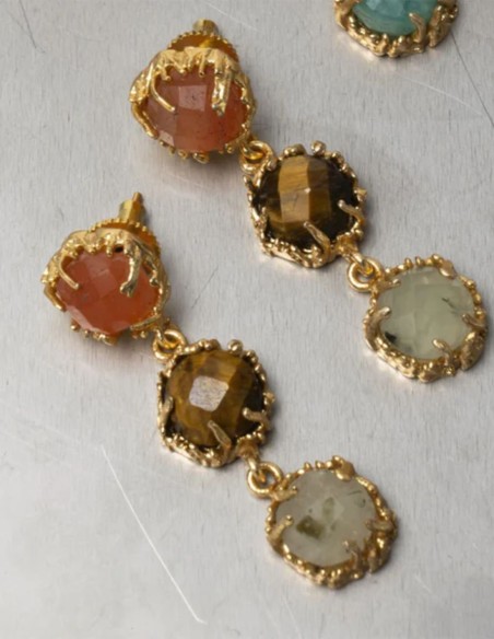 Pendientes largos con tres piedras de color naranjas, marrones y verde