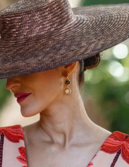 Pendientes largos con tres piedras de color para invitada