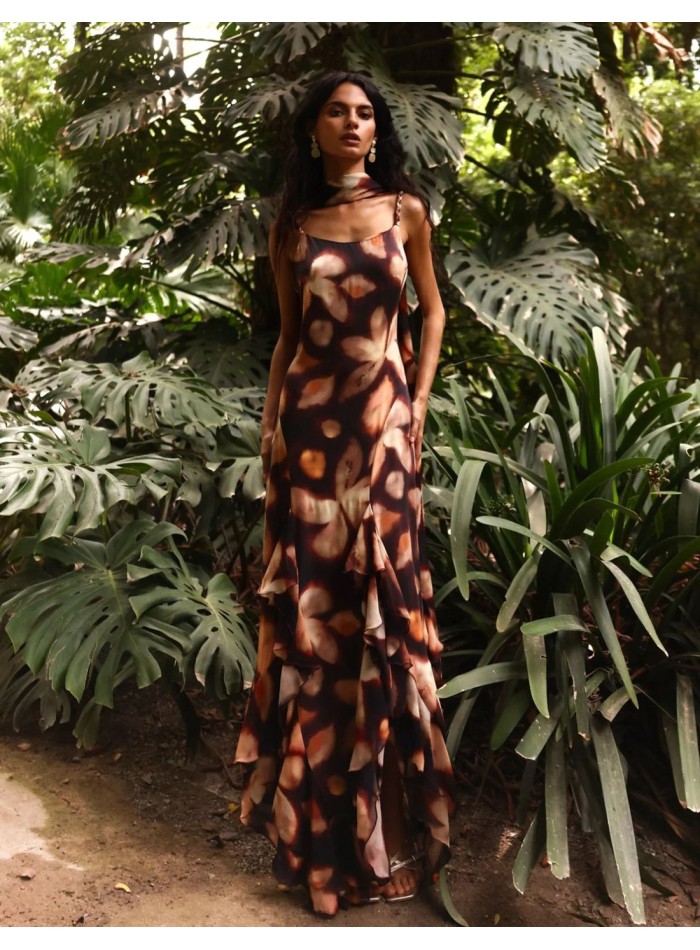 Vestido largo estampado en tonos tierra para invitada con falda asimétrica