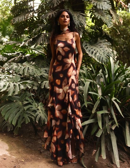 Vestido largo estampado en tonos tierra para invitada con falda asimétrica