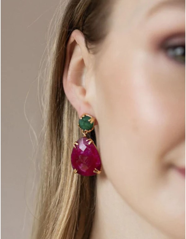 Boucles d'oreilles dorées avec une pierre verte et un... 2