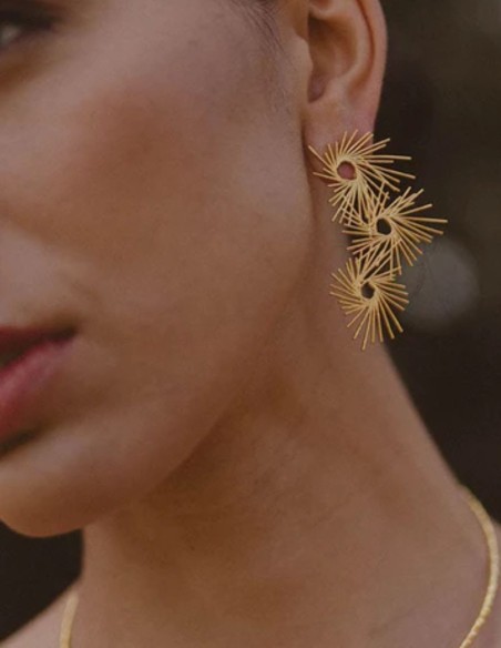 Pendientes largos dorados para invitadas