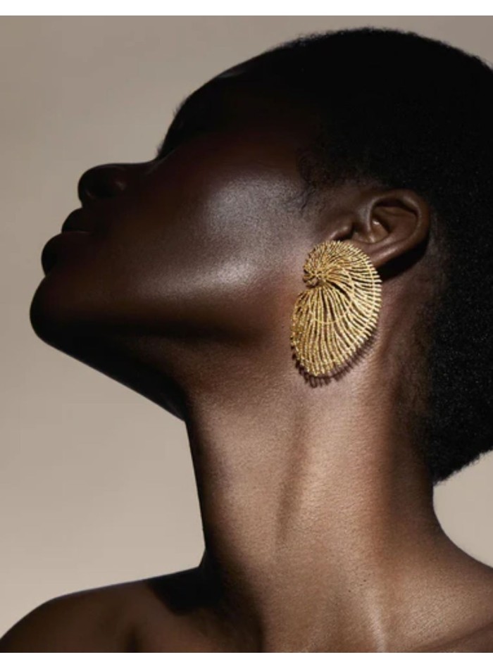 Pendientes grandes dorados con forma de caracola