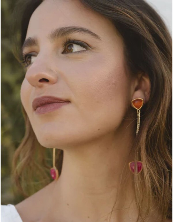 Pendientes largos dorados con piedras naranja y fucsia