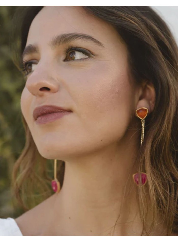 Pendientes largos dorados con piedras naranja y...