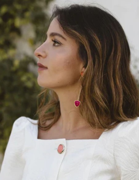 Pendientes largos dorados con piedras para invitada