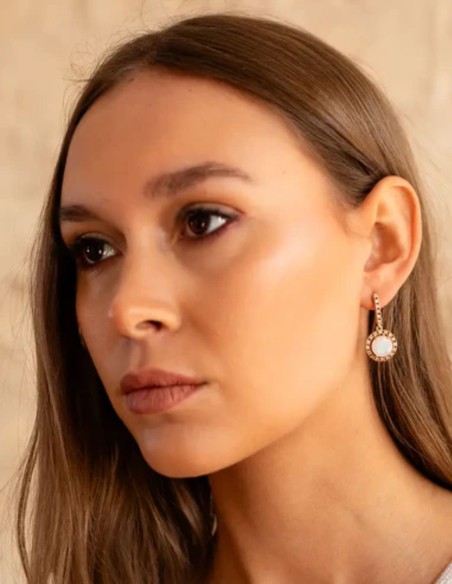 Petites boucles d'oreilles en zirconites avec une pierre centrale