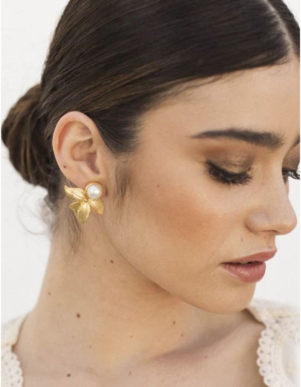 Boucles d'oreilles dorées avec une perle et des feuilles 2