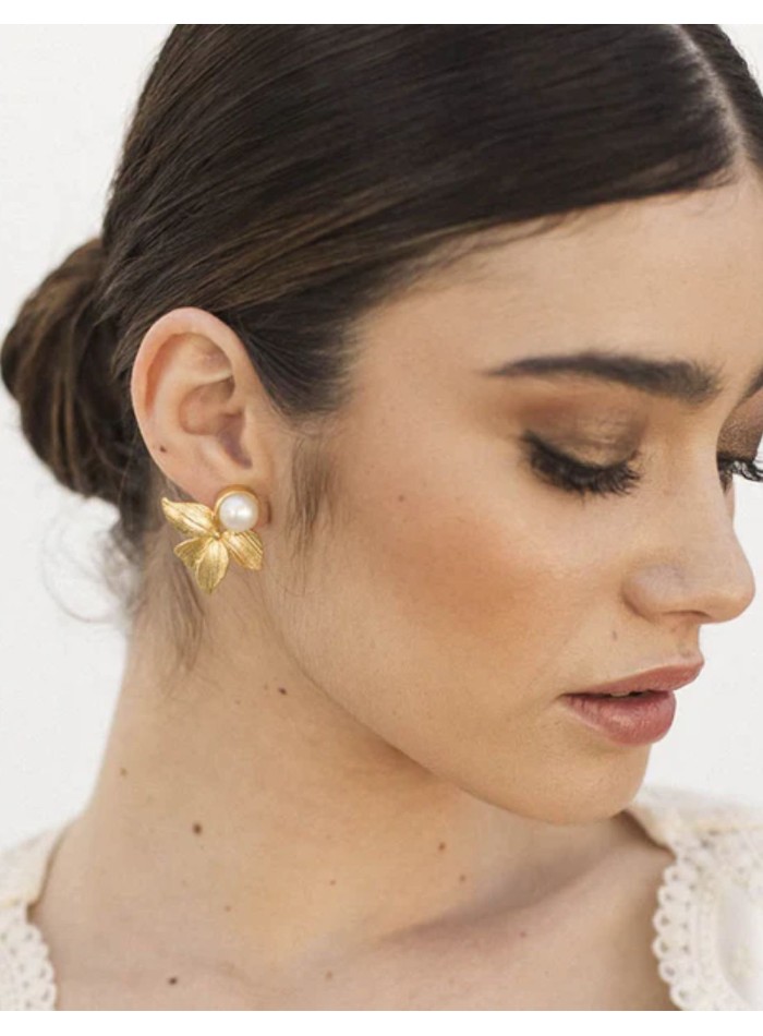 Gold earrings with pearls and leaves