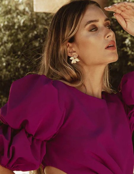 Pendientes dorados con hojas y piedra rosa