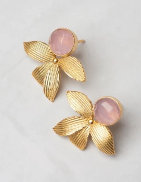 Boucles d'oreilles dorées ornées de feuilles et d'une pierre rose