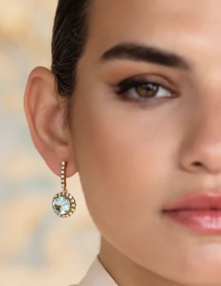 Petites boucles d'oreilles en zircone synthétique avec une pierre d'aigue-marine