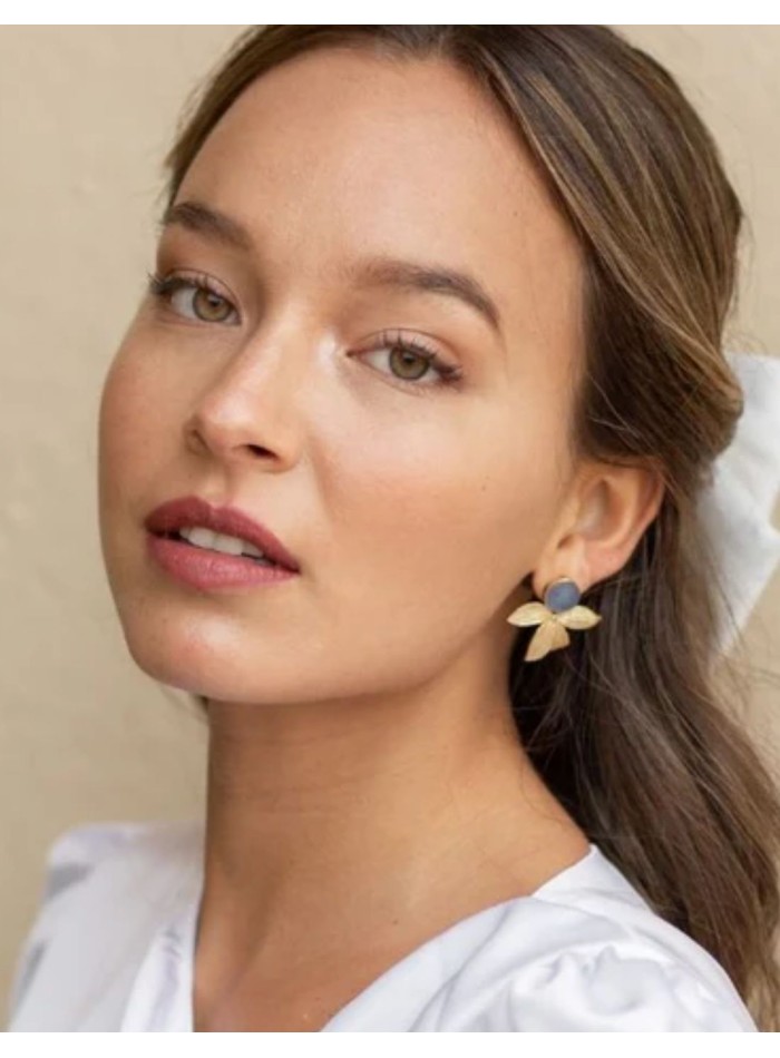 Pendientes dorados con hojas y piedra azul