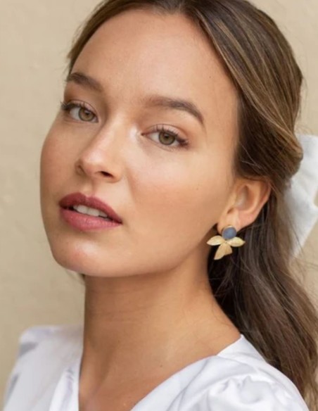 Boucles d'oreilles dorées ornées de feuilles et d'une pierre bleue