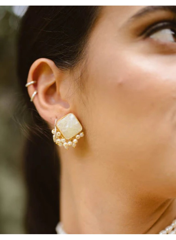 Pendientes con piedra cuadrada de invitada