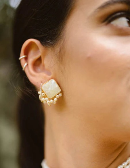 Pendientes con piedra cuadrada de invitada