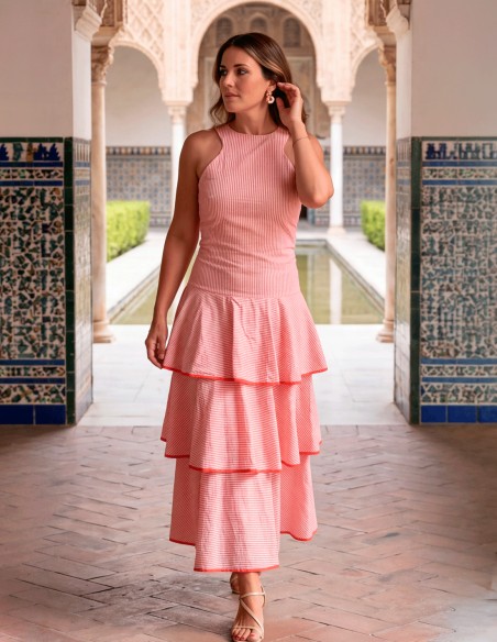 Certaines robes évoquent l'été, et cette robe midi rose en fait partie.