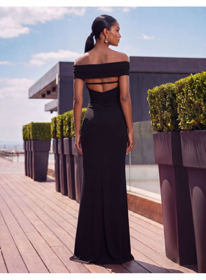 Robe longue noire pour invitée, avec décolleté...