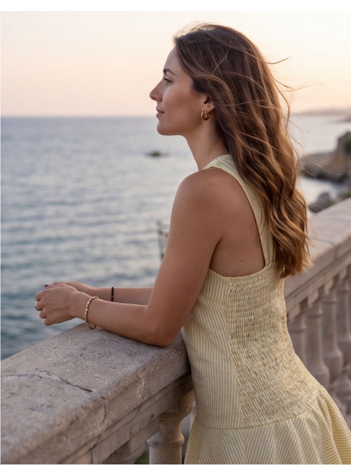 Robe midi jaune à rayures, avec des volants et...