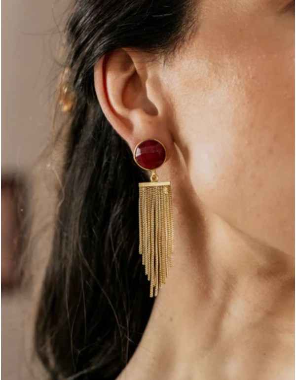 Pendientes largos dorados con flecos y piedra de rubí