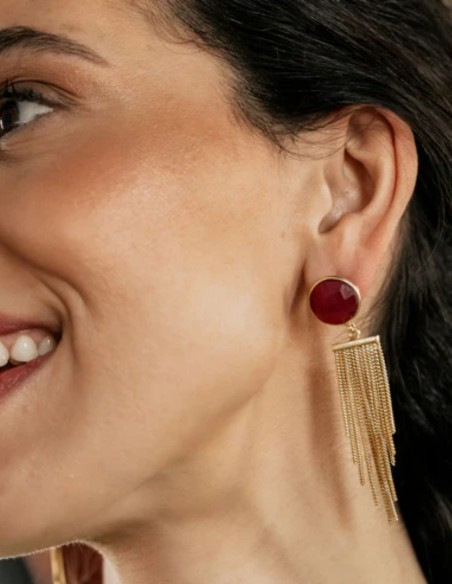 Pendientes largos dorados con flecos y piedra de rubí