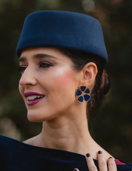 Boucles d'oreilles dorées ornées de pierres bleues, de forme circulaire