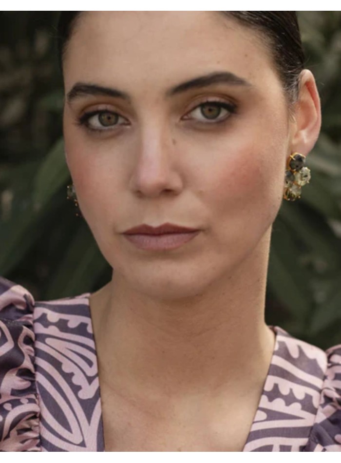 Cross-shaped earrings with four green stones