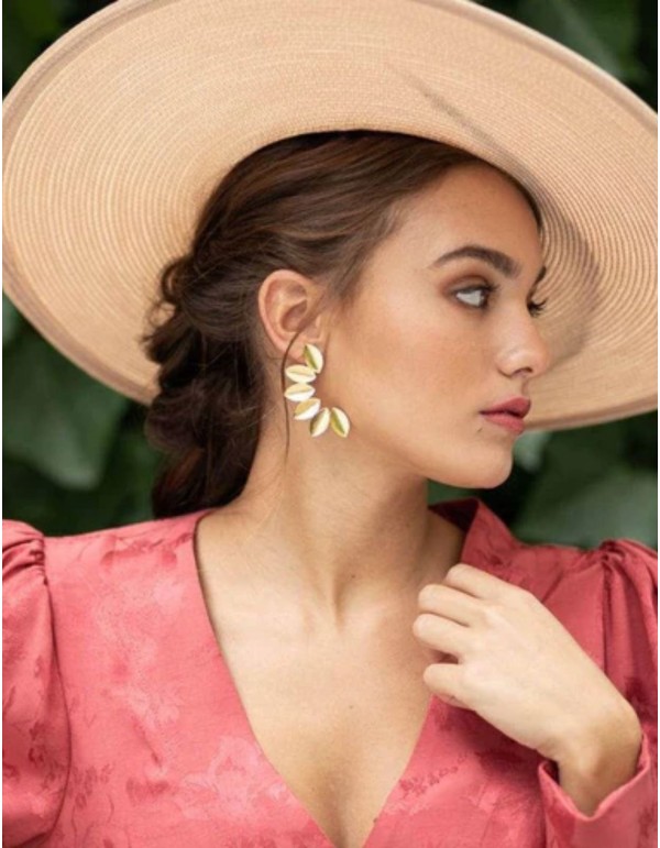 Grandes boucles d'oreilles ovales dorées ornées de feuilles