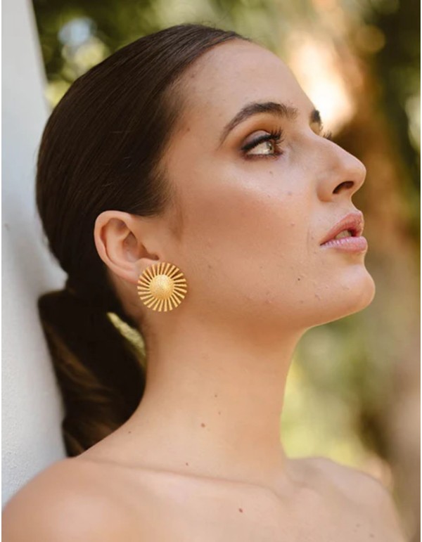 Large gold sun-shaped earrings 2