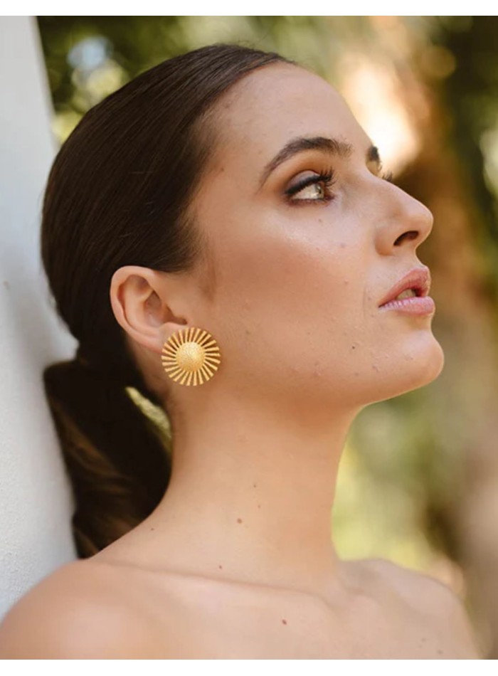 Pendientes dorados grandes con forma de sol para invitada