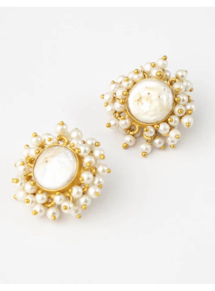 Pendientes dorados de perla estilo botón con detalle de perlitas
