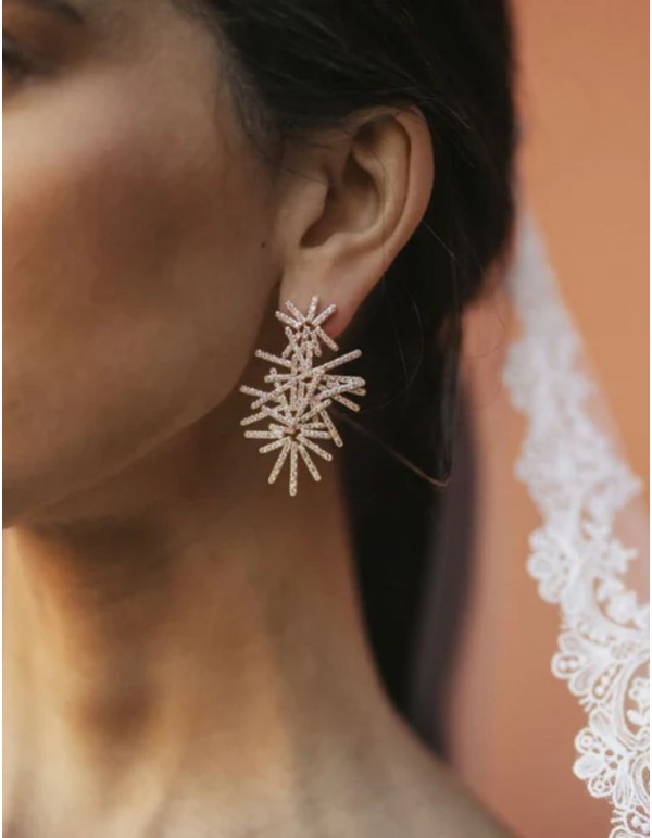 Boucles d'oreilles dorées ornées de zircons, au motif...