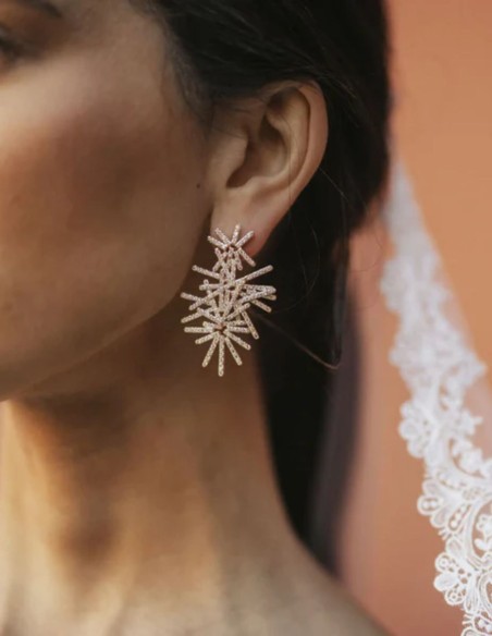 Boucles d'oreilles dorées ornées de zircons, au motif géométrique