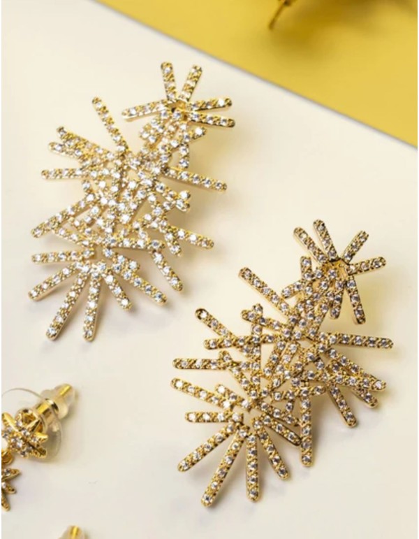 Boucles d'oreilles dorées ornées de zircons, au motif... 2