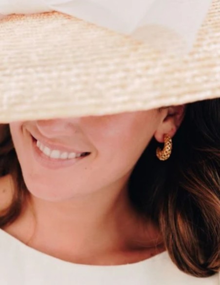 Petites boucles d'oreilles créoles dorées avec un motif en mailles