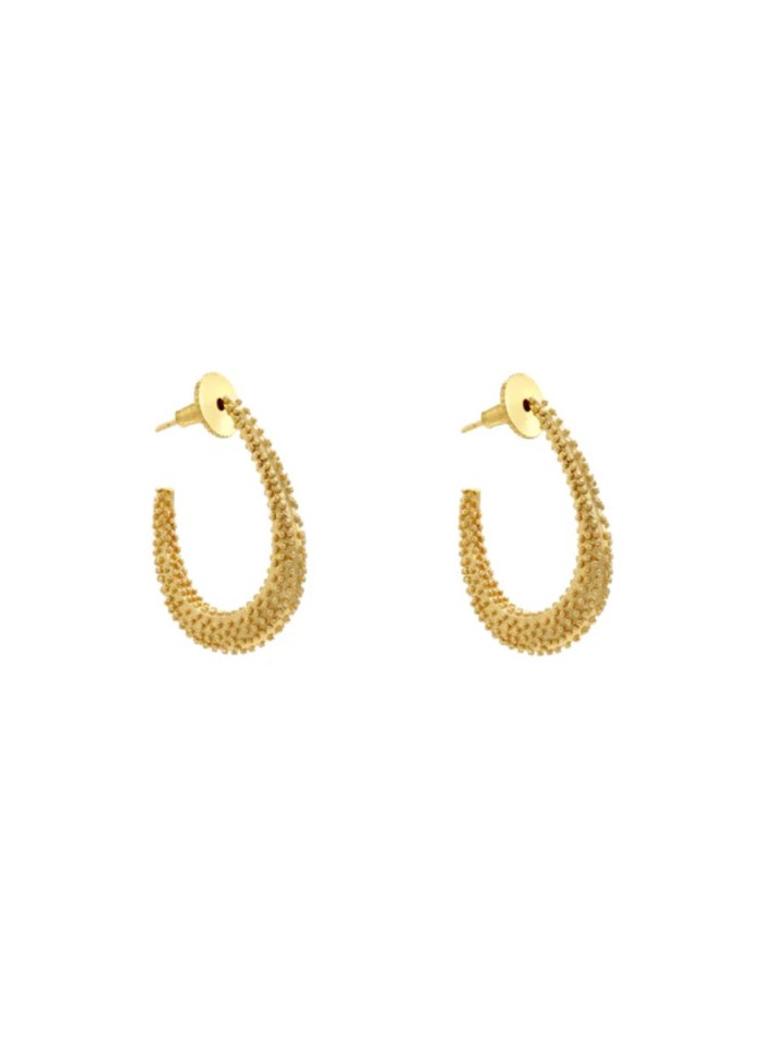 Pendientes de aros medianos dorados con diseño ovalado