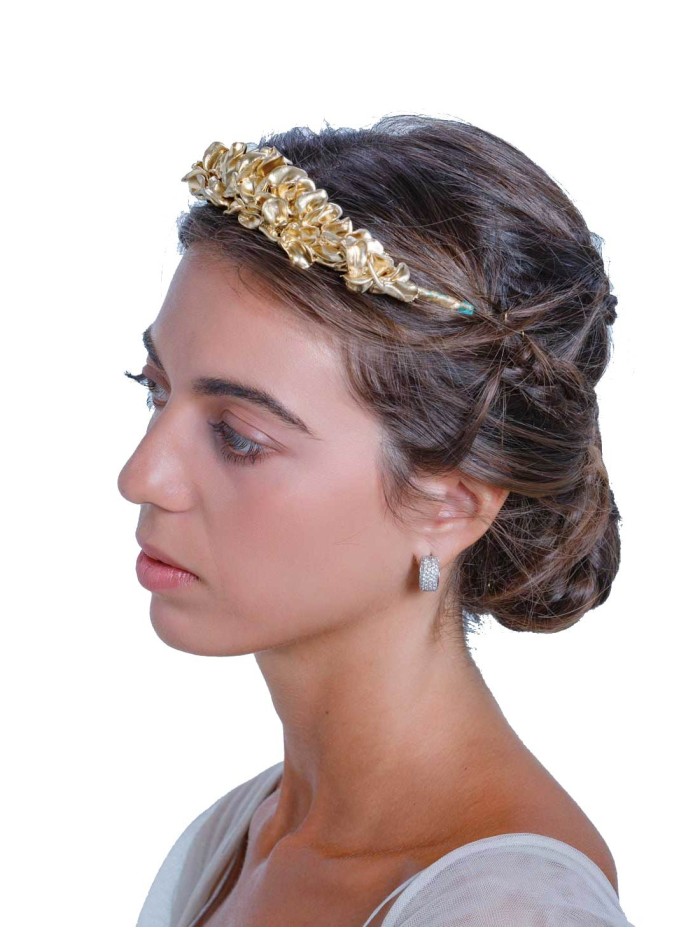 Tiara clásica dorada con flores de resina de Margarita Sangiovanni