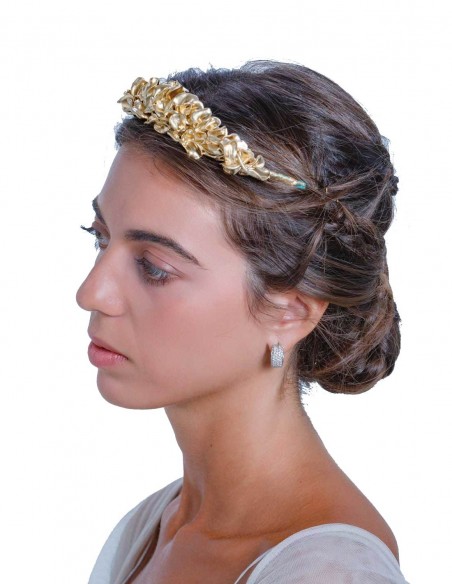 Tiara clásica dorada con flores de resina de Margarita Sangiovanni Tiara clásica dorada con flores de resina de Margarita Sangiovanni