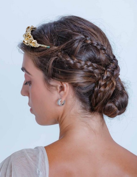 Tiara clásica dorada con flores de resina en INVITADISIMA Tiara clásica dorada con flores de resina en INVITADISIMA